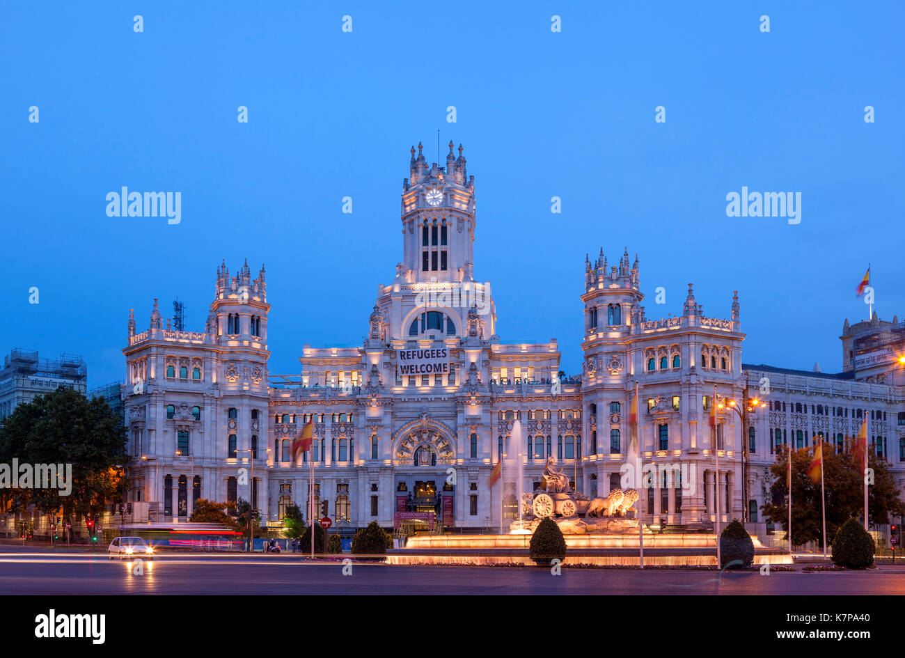 Der Cibeles Platz in Madrid, Spanien. Es gibt den Palacio de Cibeles (Palast von Cybele) und den Brunnen der Göttin Cybele. Stockfoto