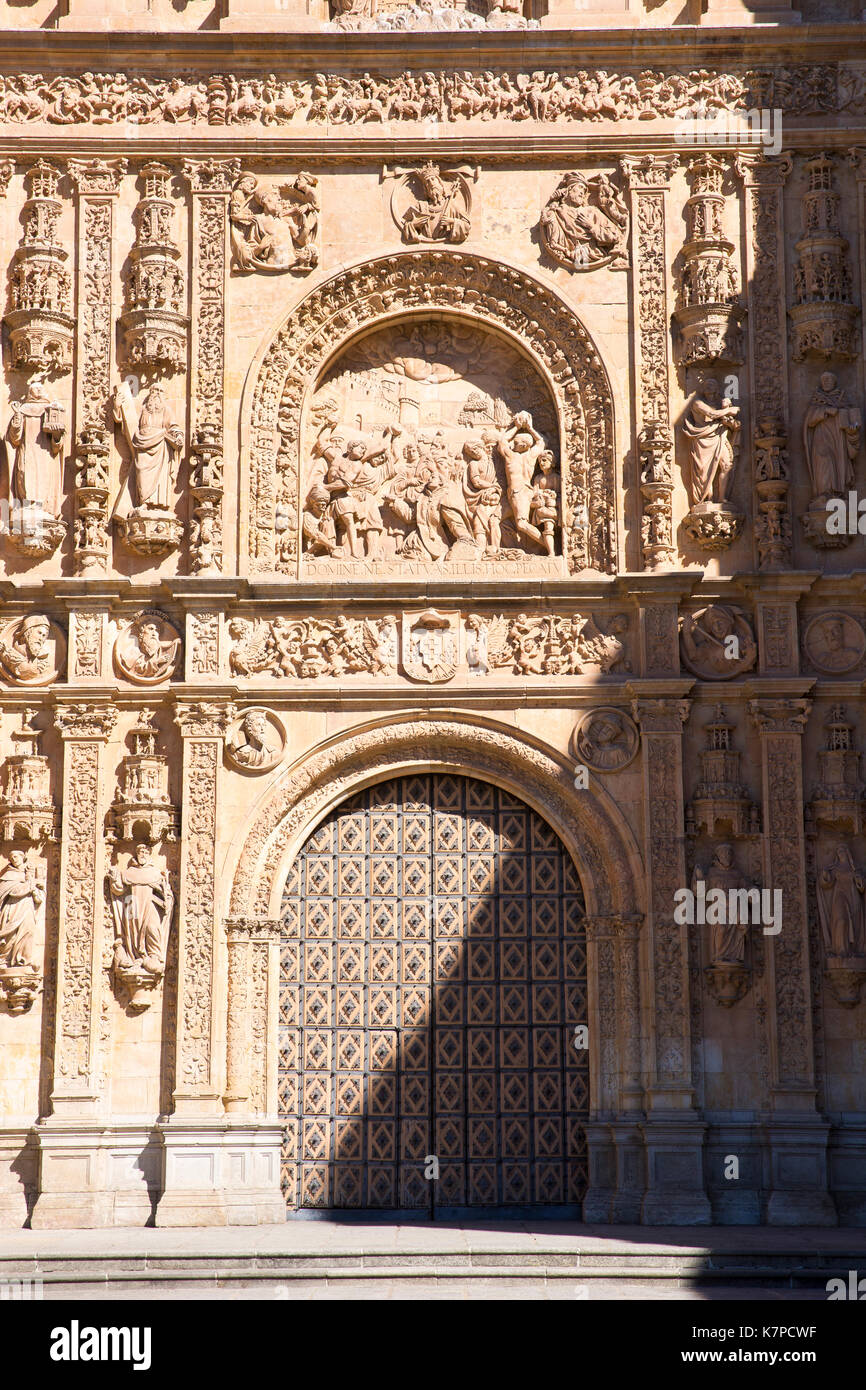 Touristen, die in Kloster und die Kirche von San Esteban in Plaza del Concilio de Trento, Salamanca, Spanien Stockfoto