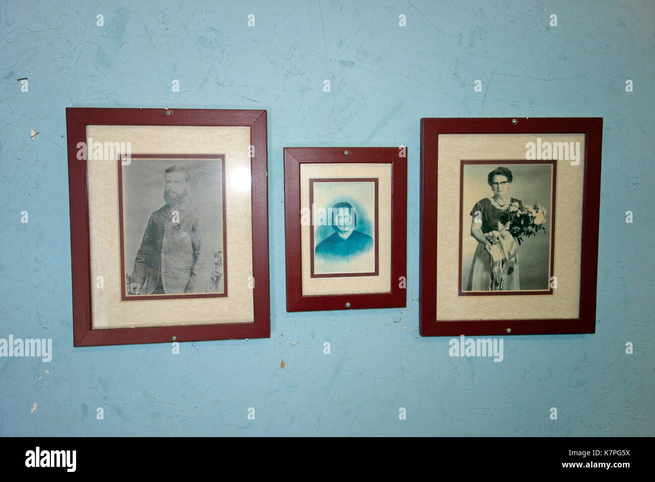 Alte gerahmte Fotografien der Landwirte an einer Wand Stockfoto