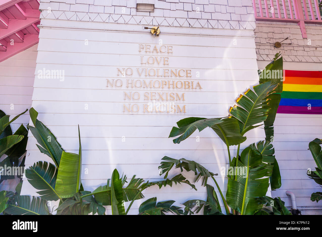 "Frieden, Liebe, keine Gewalt, keine Homophobie, Kein Sexismus, kein Rassismus." Zeichen auf der Fassade des Gebäudes auf der Main Street in Santa Monica, Kalifornien. Stockfoto