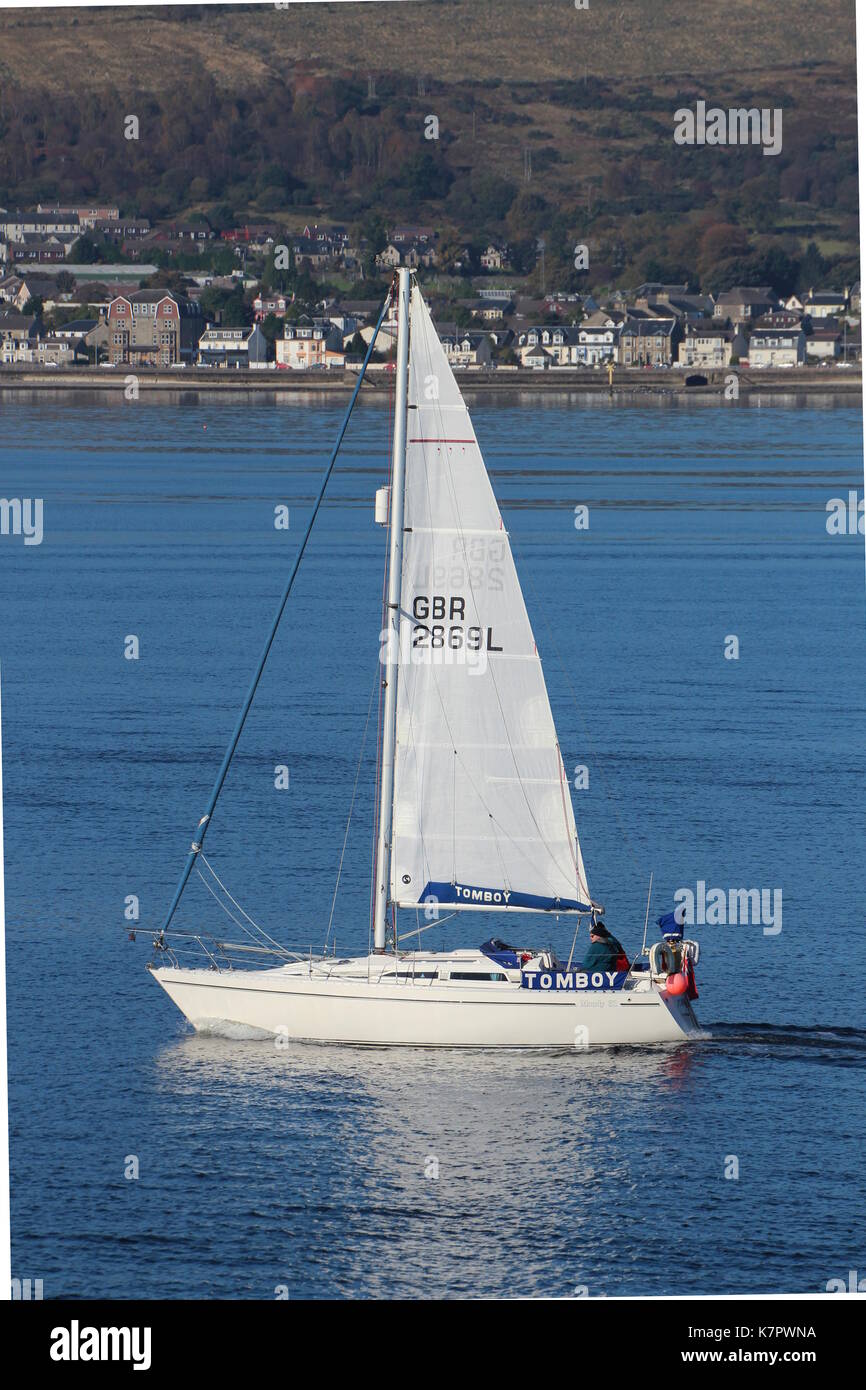 Die Segelyacht Tomboy (GBR 2869 L), vorbei an Cloch Punkt auf dem Firth of Clyde. Stockfoto