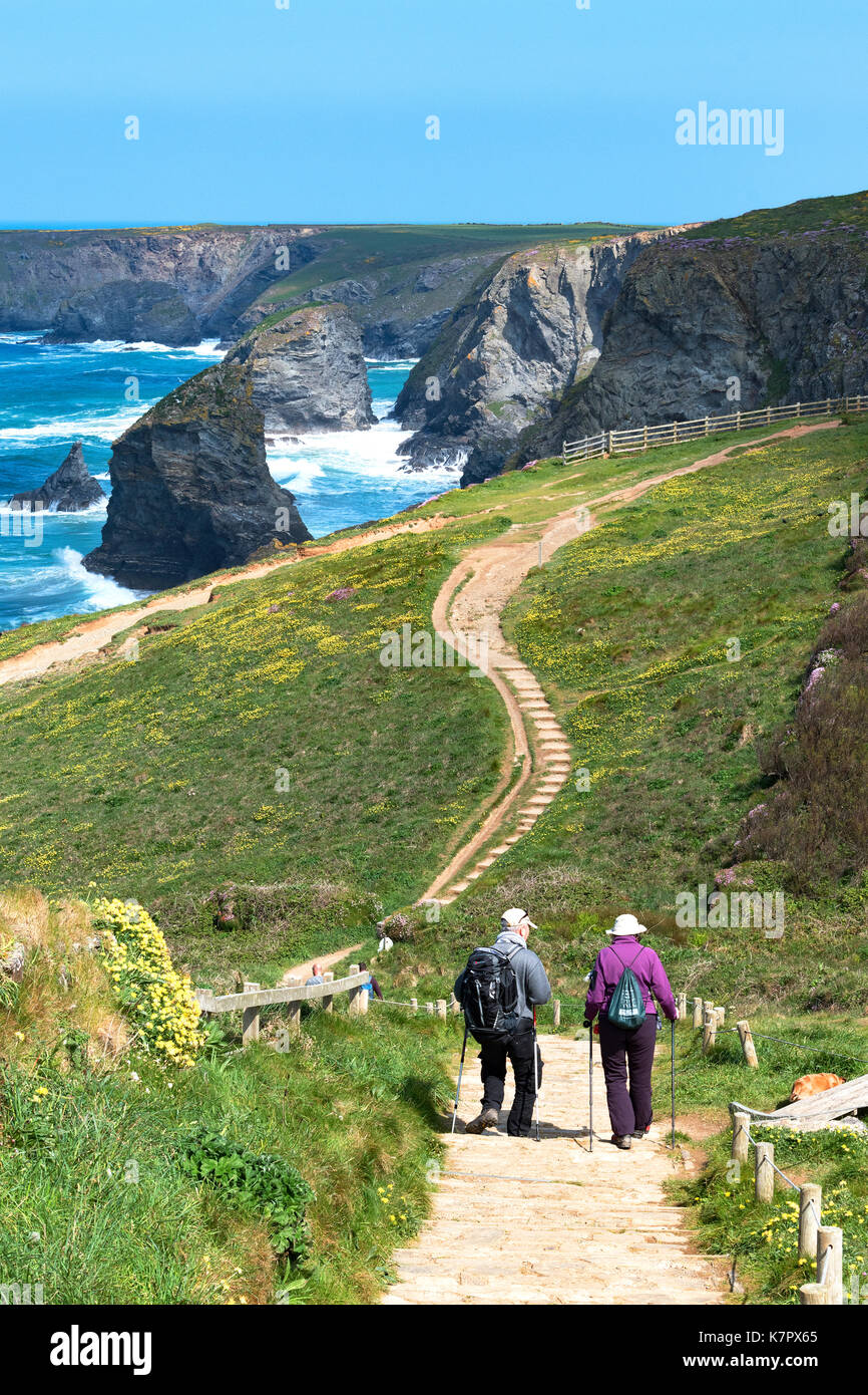 Wanderer auf der südwestlichen Küste in der Nähe von bedruthan in Cornwall, England, Großbritannien. Stockfoto