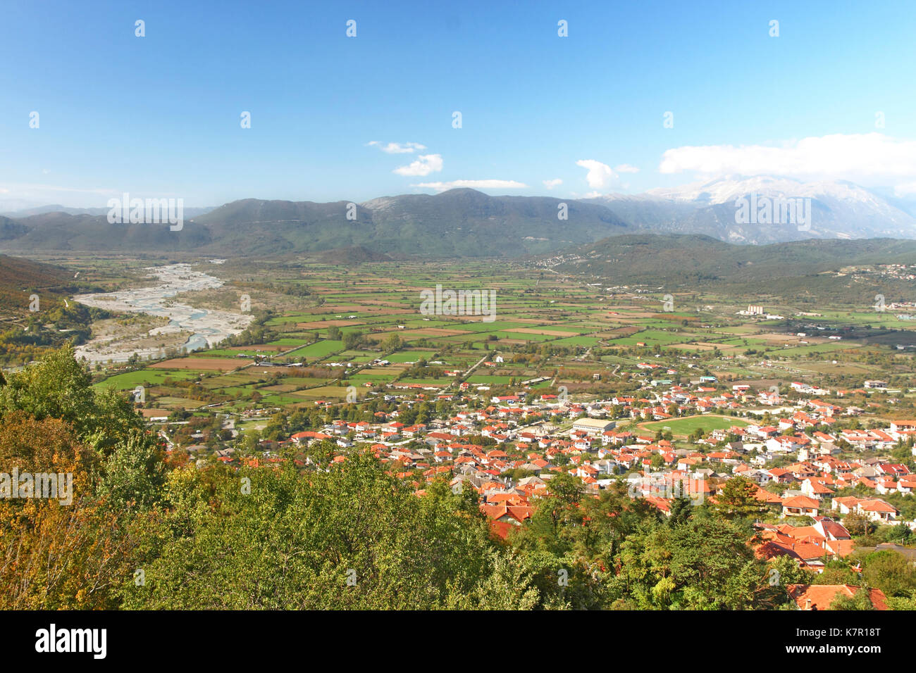 Das Tal von Konitsa und Blick auf die Stadt Konitsa, in der Region Epirus, Nordgriechenland. Stockfoto