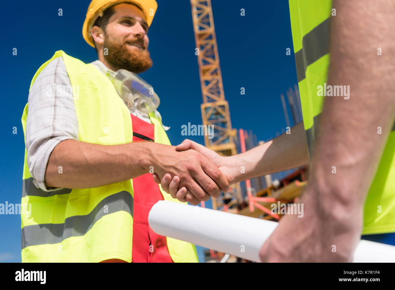 Freundliche Mitarbeiter Schütteln der Hand eines Architekten an der beginnin Stockfoto