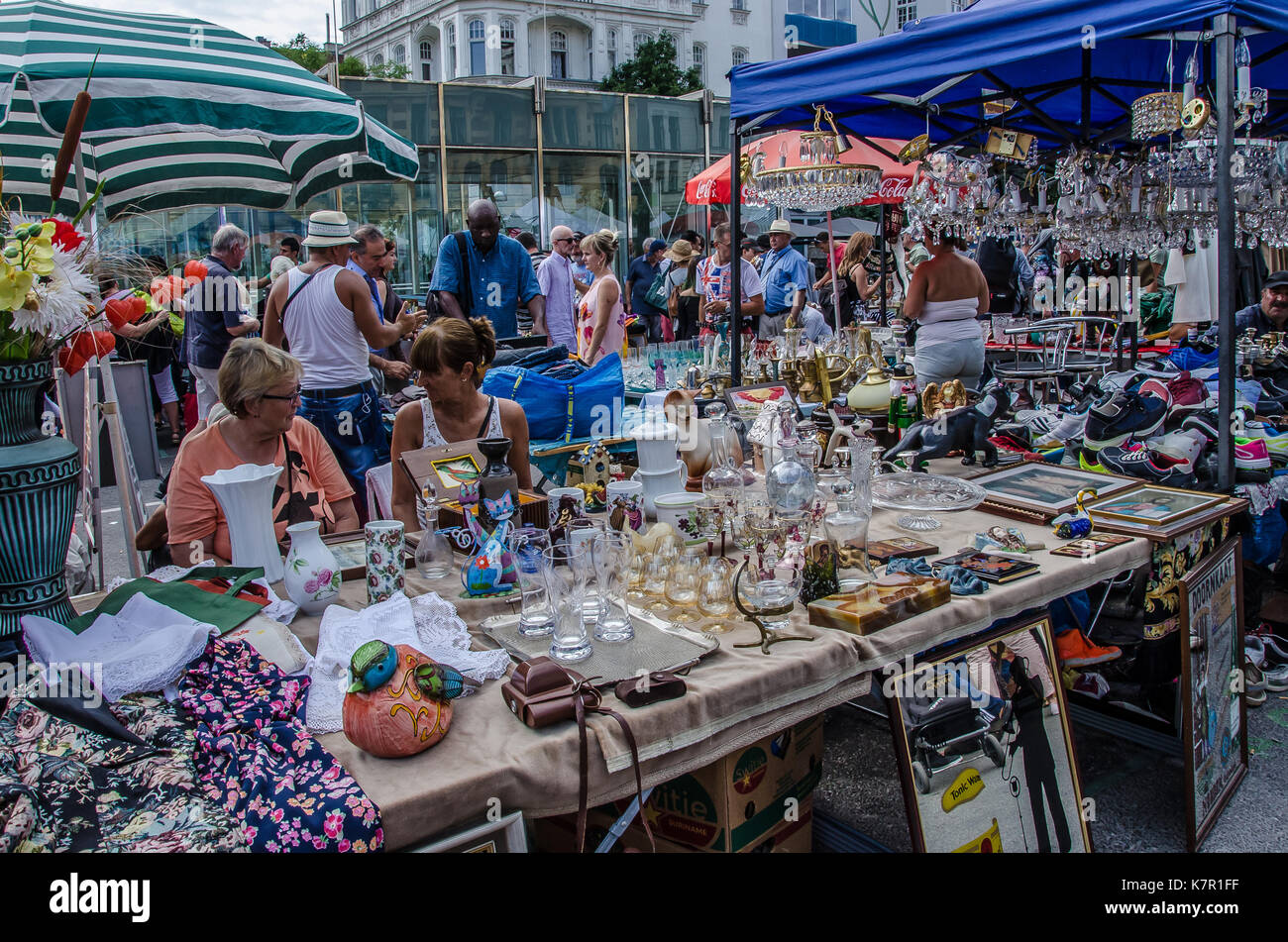 Vienna Naschmarkt Linke Wienzeile Flohmarkt Antikmarkt mit vielen Menschen shopping geöffnet samstags das ganze Jahr hindurch. Stockfoto