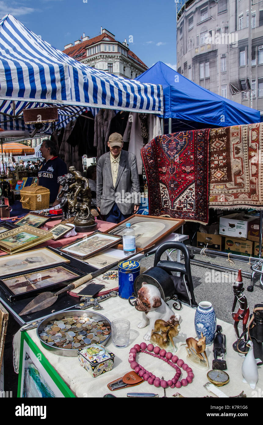 Vienna Naschmarkt Linke Wienzeile Flohmarkt Antikmarkt mit vielen Menschen shopping geöffnet samstags das ganze Jahr hindurch. Stockfoto