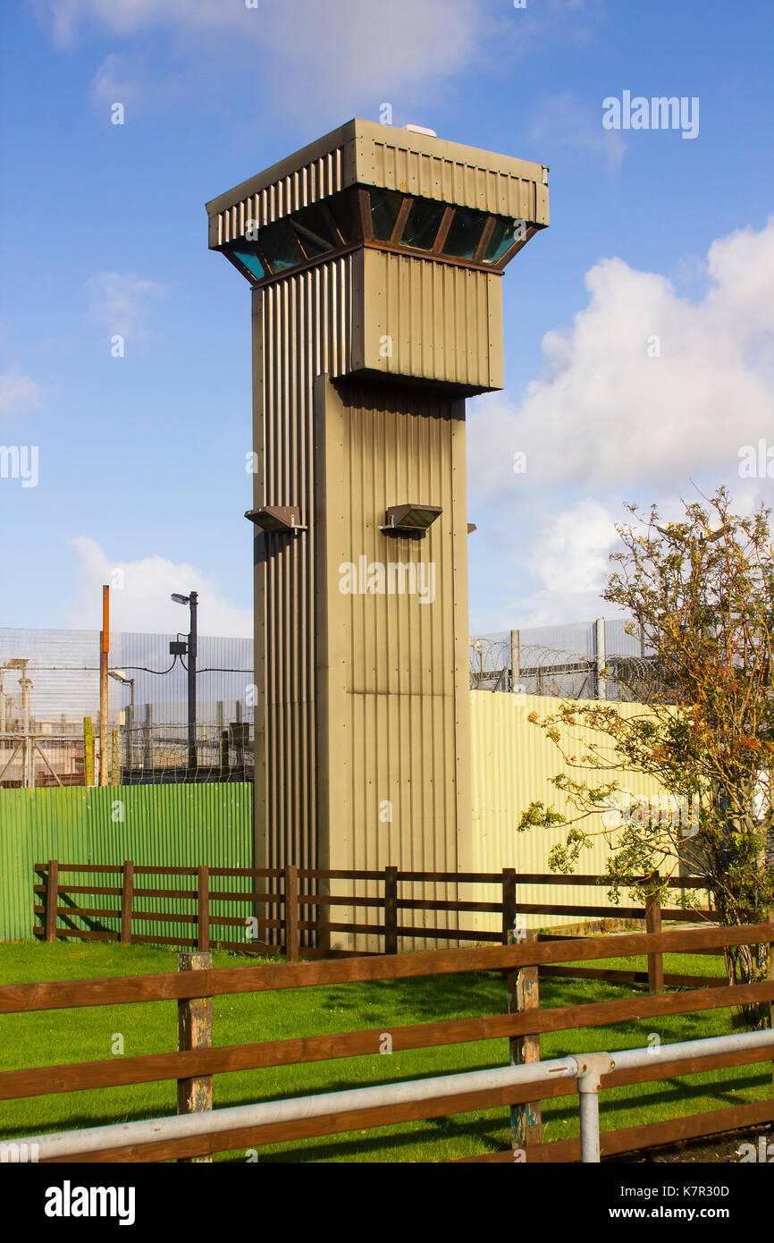 Die hohe Aussichtstürme und Sicherheit Fechten am Eingang der Magilligan Gefängnis in der Grafschaft Londonderry an der Nordküste von Irland Stockfoto