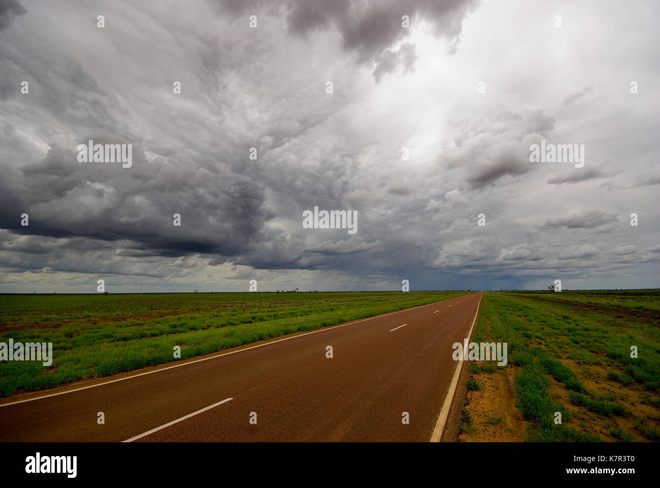 Sturmwolken über outback Road, Western Queensland Australien Stockfoto