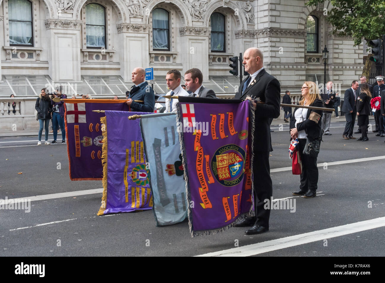 London, Großbritannien. 16.September 2017. Flaggen sind als die jährlichen Herr Carson Memorial Parade von Lodges des Orange Order gesenkt kommt an der Kenotaph für Kränze niedergelegt werden. Sowie verschiedene Lodges zu The Apprentice Boys von Derry engagierten gab es andere die Erinnerung an die Ulster Regimenter, die an der Somme gekämpft. Einige der auf der Veranstaltung war von Ulster und aus Schottland kommen, sowie die aus dem Hause Grafschaften und London. Herr Carson wurde ein Mitglied des Orange Order im Alter von 19 Jahren und war einer der führenden Richter und Politiker in Großbritannien um den Anfang des 20. Jahrhunderts, Sol immer Stockfoto