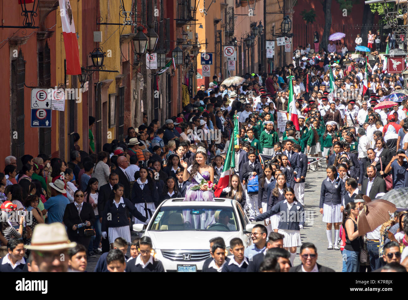 Eine Schönheitskönigin führt eine Parade durch die Altstadt während der Mexikanischen Unabhängigkeitstag am 16. September 2017 in San Miguel de Allende, Mexiko. Stockfoto