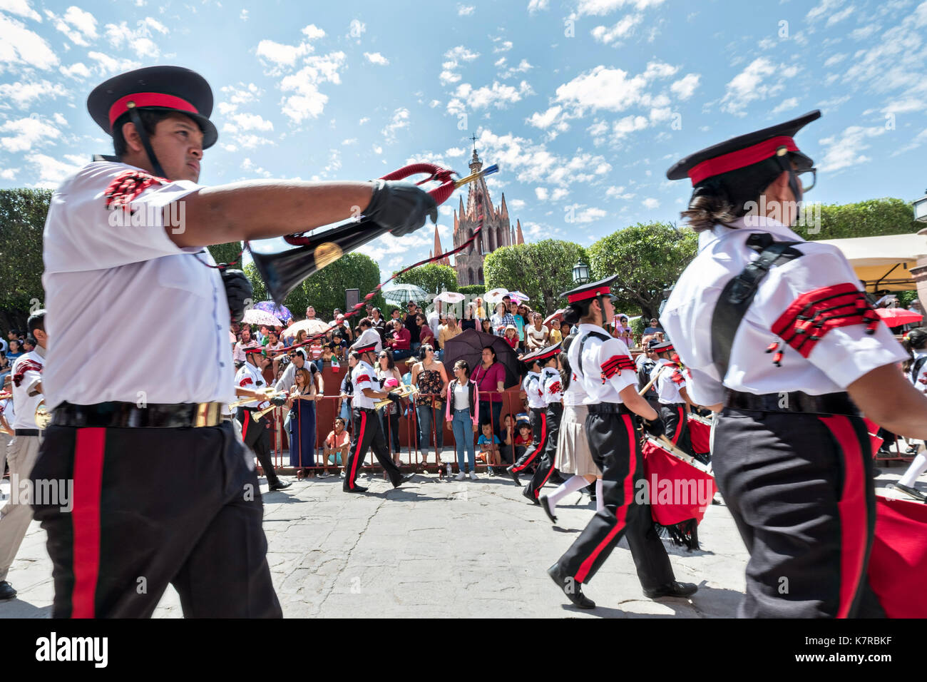 Eine militärische Schule band Paraden durch die Jard'n Allende Vergangenheit die reich verzierten Parroquia de San Miguel Arc ‡ ngel Kirche während der Mexikanischen Unabhängigkeitstag am 16. September 2017 in San Miguel de Allende, Mexiko. Stockfoto