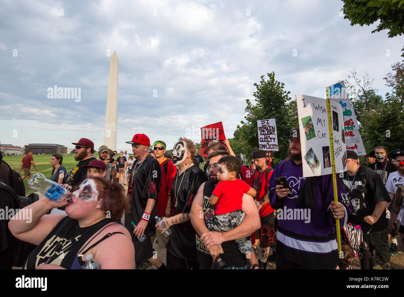 WASHINGTON, DC - 16. September 2017: Gewalttätige J (Joseph Bruce) führt eine Gruppe von Demonstranten vor dem Washington Monument während der juggalo Marsch auf Washington 2017. Fans der Musik der Gruppe "Insane Clown Posse", genannt, versammelt Juggalos in Washington, DC ihre FBI Bezeichnung als eine kriminelle Bande zu protestieren. Quelle: Jeffrey Willey/Alamy leben Nachrichten Stockfoto