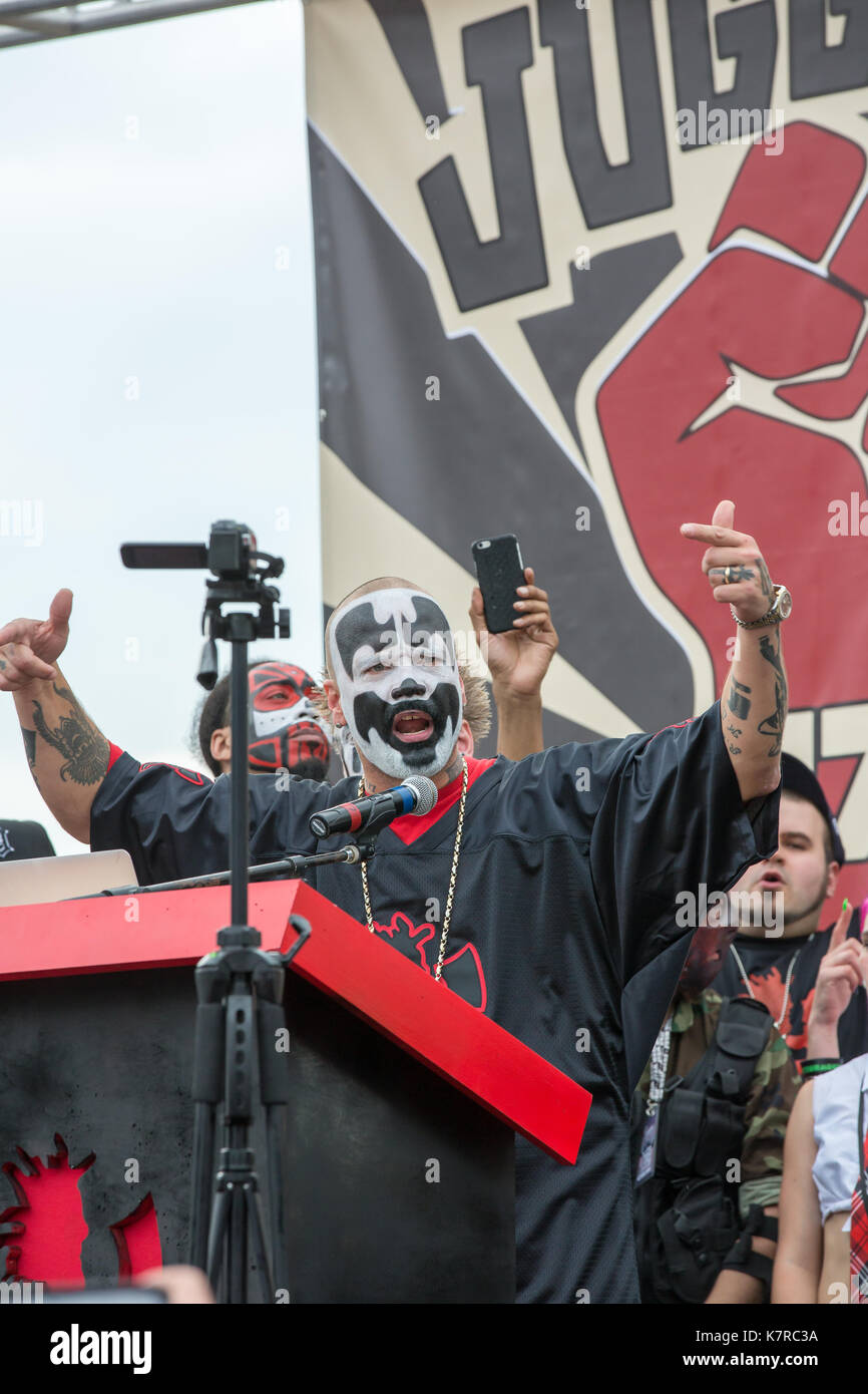 WASHINGTON, DC - 16. September 2017: Shaggy 2 Dope (Joseph Utsler) Der music group Insane Clown Posse Adressen Fans bei einem Protest vor dem Lincoln Memorial. Fans der Musik Gruppe, als Juggalos versammelt, in Washington, DC bekannt ihre FBI Bezeichnung als eine kriminelle Bande zu protestieren. Quelle: Jeffrey Willey/Alamy leben Nachrichten Stockfoto