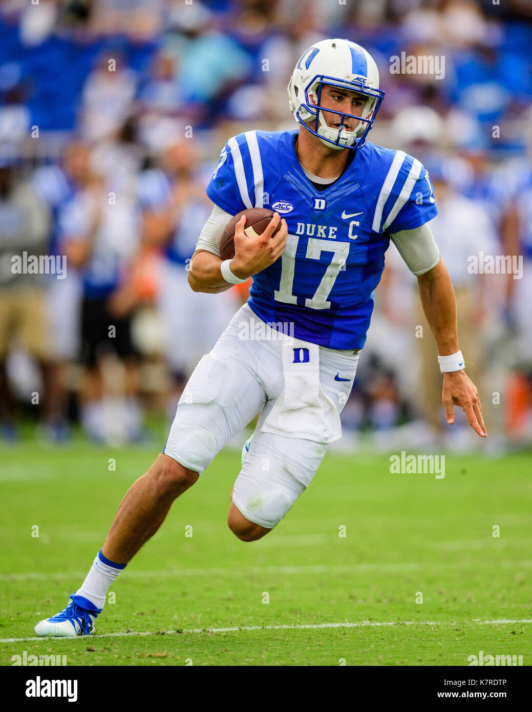 Herzog quarterback Daniel Jones (17) während der NCAA College Football Spiel zwischen Baylor und Herzog am Samstag, den 16. September 2017 Bei Wallace Wade Stadium, in Durham, NC. Jakob Kupferman/CSM Stockfoto