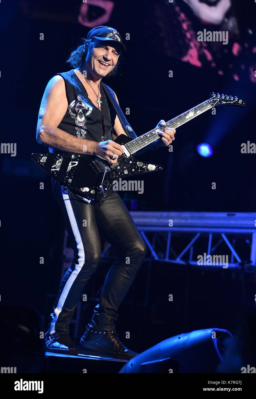 New York, NY, USA. 16 Sep, 2017. Matthias Jabs auf der Bühne für die Scorpions Crazy World Tour Konzert, Madison Square Garden, New York, NY 16. September 2017. Credit: Derek Sturm/Everett Collection/Alamy leben Nachrichten Stockfoto