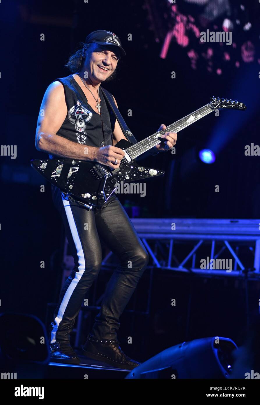 New York, NY, USA. 16 Sep, 2017. Matthias Jabs auf der Bühne für die Scorpions Crazy World Tour Konzert, Madison Square Garden, New York, NY 16. September 2017. Credit: Derek Sturm/Everett Collection/Alamy leben Nachrichten Stockfoto