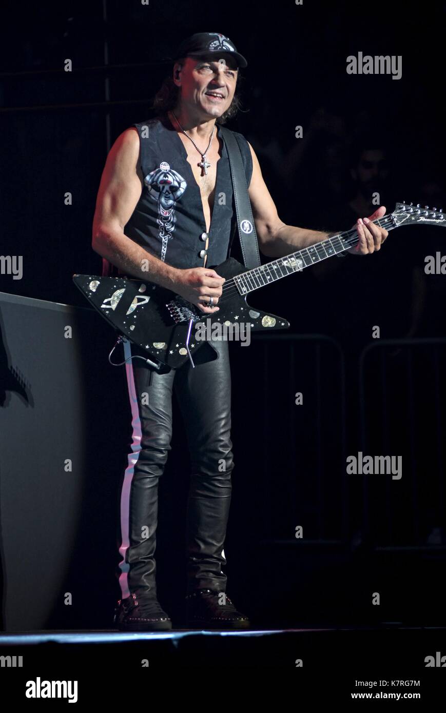 New York, NY, USA. 16 Sep, 2017. Matthias Jabs auf der Bühne für die Scorpions Crazy World Tour Konzert, Madison Square Garden, New York, NY 16. September 2017. Credit: Derek Sturm/Everett Collection/Alamy leben Nachrichten Stockfoto