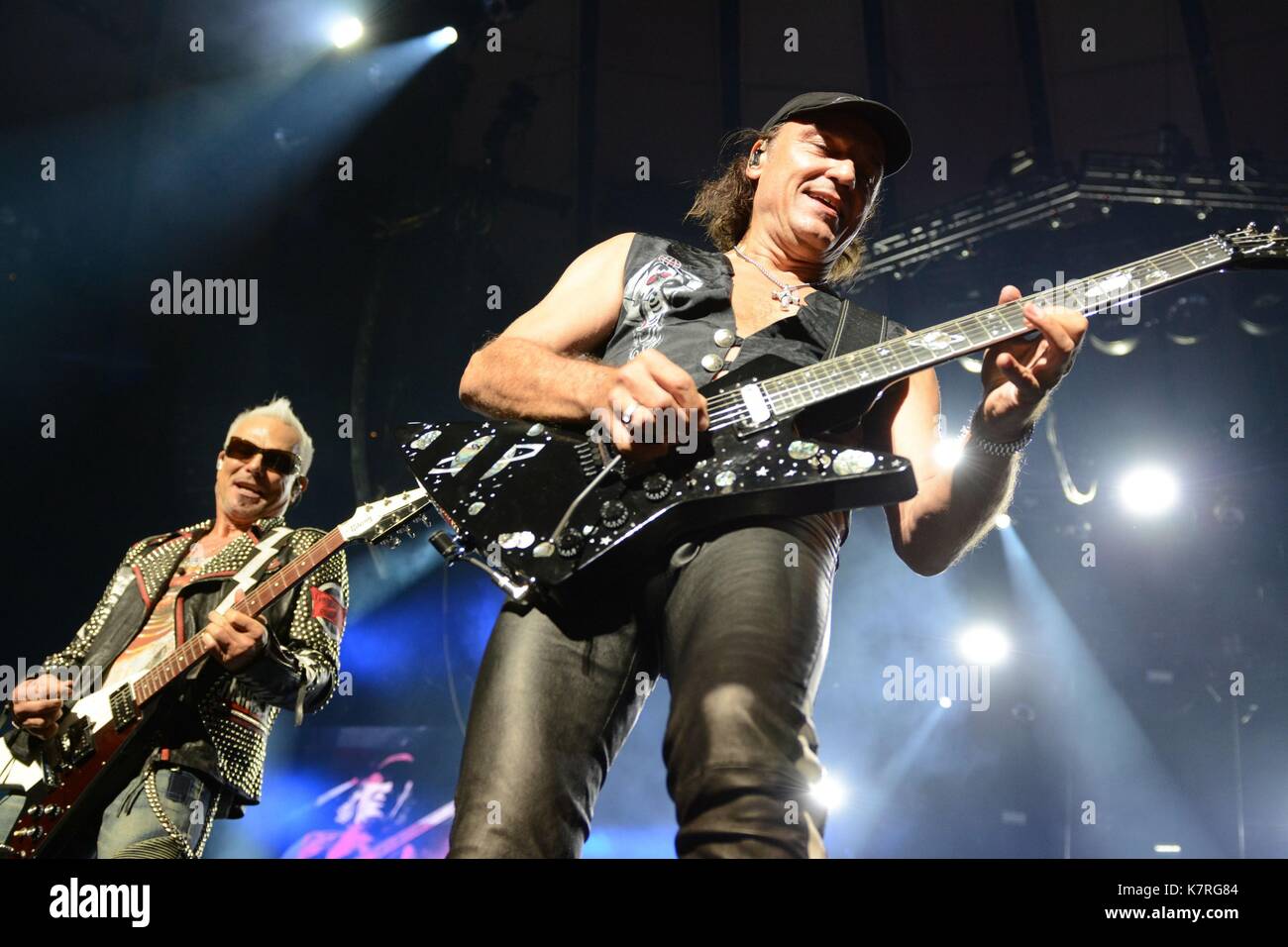 New York, NY, USA. 16 Sep, 2017. Rudolf Schenker, Matthias Jabs auf der Bühne für die Scorpions Crazy World Tour Konzert, Madison Square Garden, New York, NY 16. September 2017. Credit: Derek Sturm/Everett Collection/Alamy leben Nachrichten Stockfoto