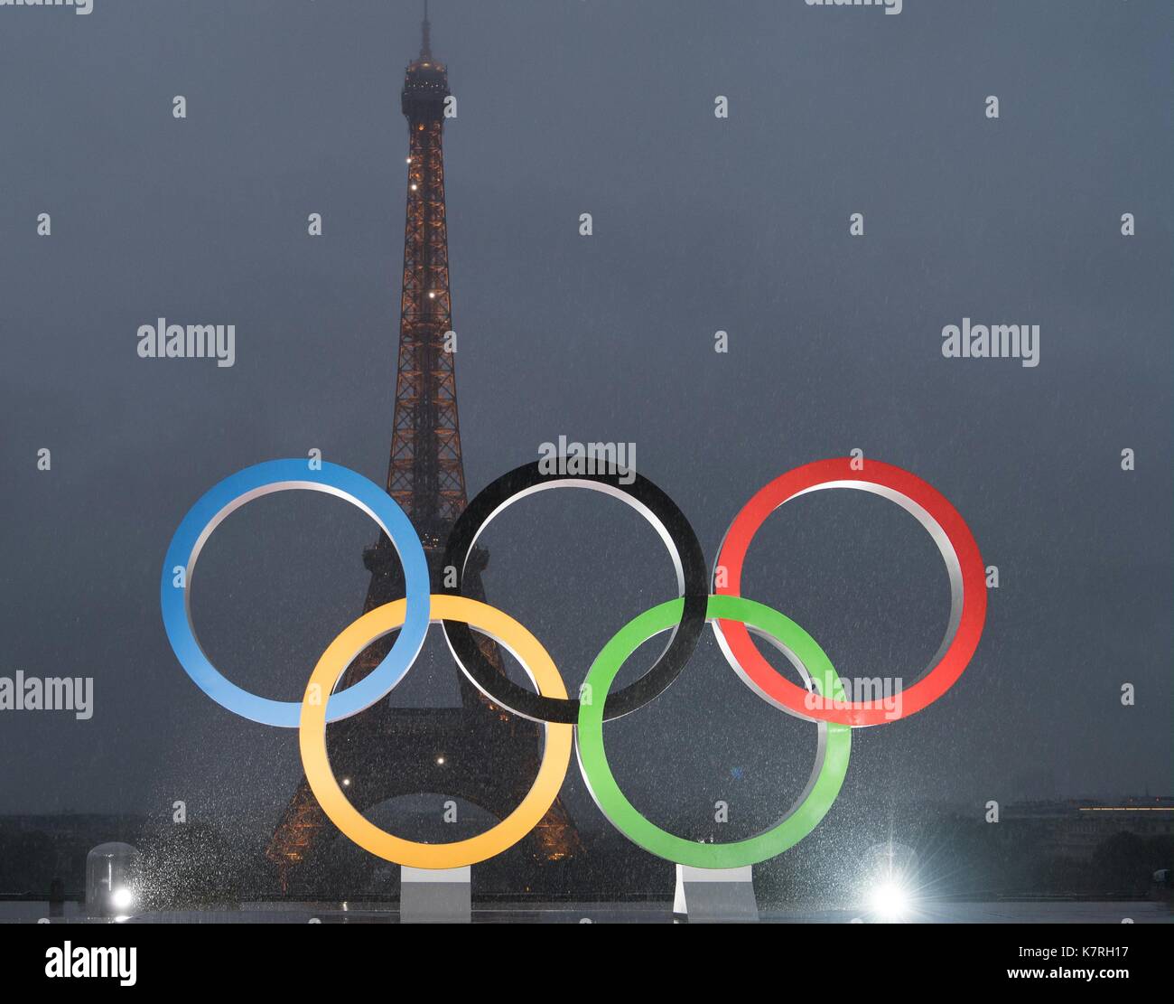 Peking, Frankreich. 13 Sep, 2017. Die Olympischen Ringe werden an einer Feier der Ankündigung des Internationalen Olympischen Komitees, dass Paris die 2024 Olympischen Spiele gesehen, im Trocadero Platz in Paris, Frankreich, Sept. 13, 2017. Credit: Chen Yichen/Xinhua/Alamy leben Nachrichten Stockfoto