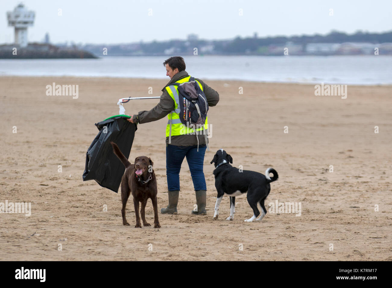 Crosby, Merseyside. UK Wetter. 17. September 2017. Nationale Strand sauber Tag als Freunde von Crosby Strand sammeln Kunststoff, Gummi, Müll und anderen Schmutz von den Küsten Strände im Ästuar des Mersey zu sammeln. Gruppen von Freiwilligen Picker met auf Marine Art und Weise als Teil des Großen Britischen Strand sauber und Wurf Vermessung Veranstaltung an den Küsten Großbritanniens, den Müll, auf Ufer gespült hat. Kredit; MediaWorldImages/AlamyLiveNews. Stockfoto