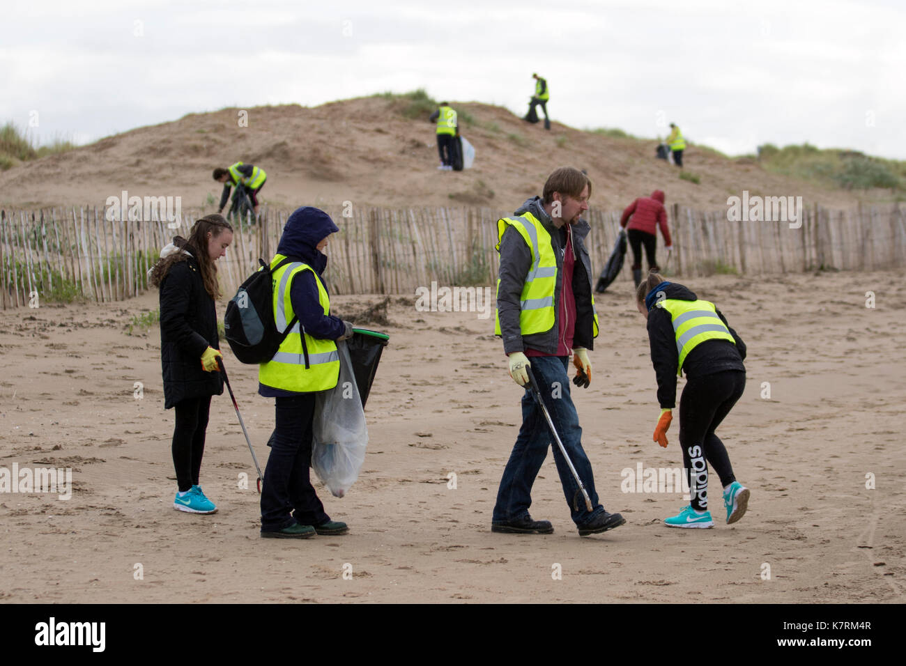 Crosby, Merseyside. UK Wetter. 17. September 2017. Elmo & Flo, Cousinen beide 6 Jahre alt, an Nationalen Strand sauber Tag als Freunde von Crosby Strand sammeln Kunststoff, Gummi, Müll und anderen Schmutz von den Küsten Strände im Ästuar des Mersey zu sammeln. Gruppen von Freiwilligen Picker met auf Marine Art und Weise als Teil des Großen Britischen Strand sauber und Wurf Vermessung Veranstaltung an den Küsten Großbritanniens, den Müll, auf Ufer gespült hat. Kredit; MediaWorldImages/AlamyLiveNews. Stockfoto