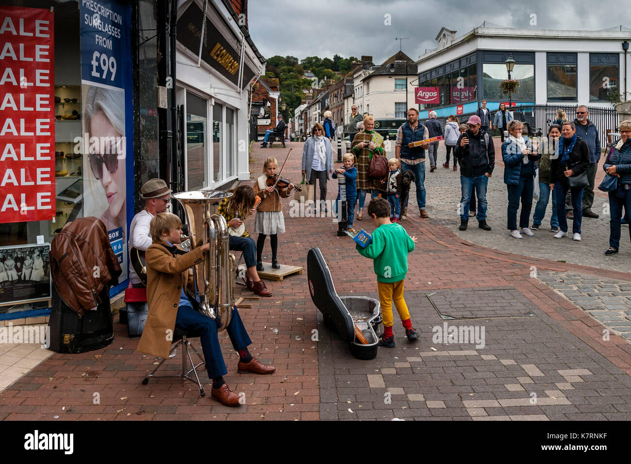 Lewes, Großbritannien. 17. September 2017. Eine junge Familie von Straßenkünstlern in der High Street auf einem typisch Herbst Tag, Lewes, East Sussex, UK. Credit: Grant Rooney/Alamy leben Nachrichten Stockfoto