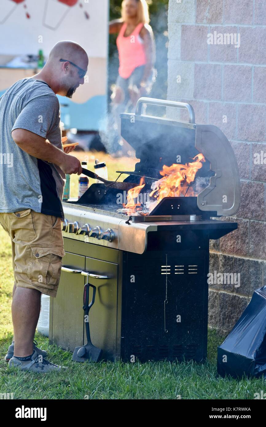 Mann mit BBQ für Grill essen in Konzession steht zu Grill Stockfoto