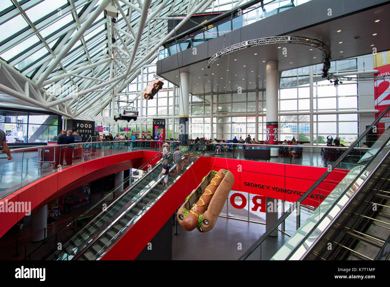 Die Lobby und der Eingangsbereich in der Rock and Roll Hall of Fame, Cleveland, Ohio, USA Stockfoto