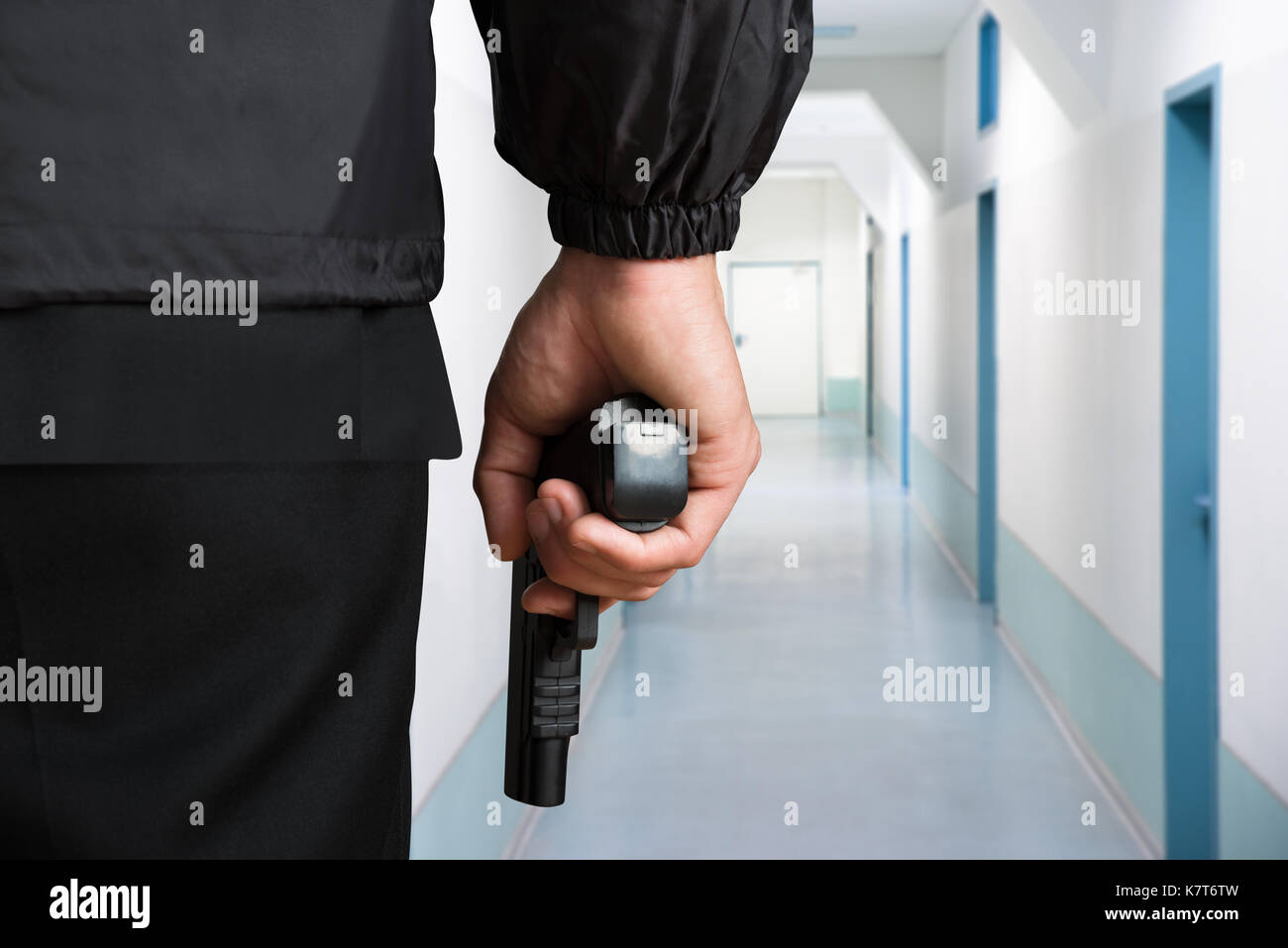 Close-up Security Guard Schwarz Pistole in der Hand halten Stockfoto