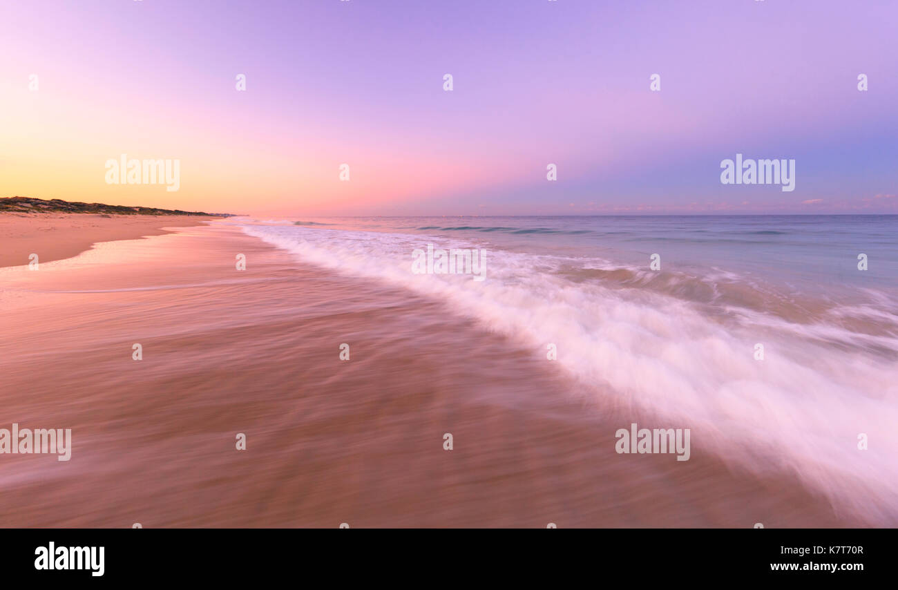 Sonnenaufgang am Strand der Stadt in Perth, Western Australia Stockfoto