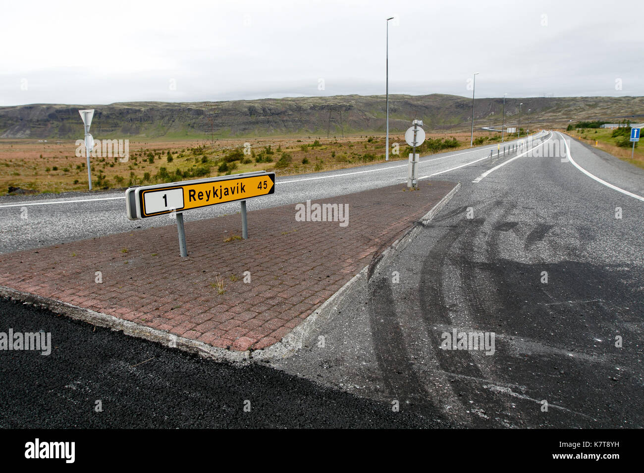 Abschnitt der Route 1 in Island 45 km von Reykjavik entfernt. Stockfoto