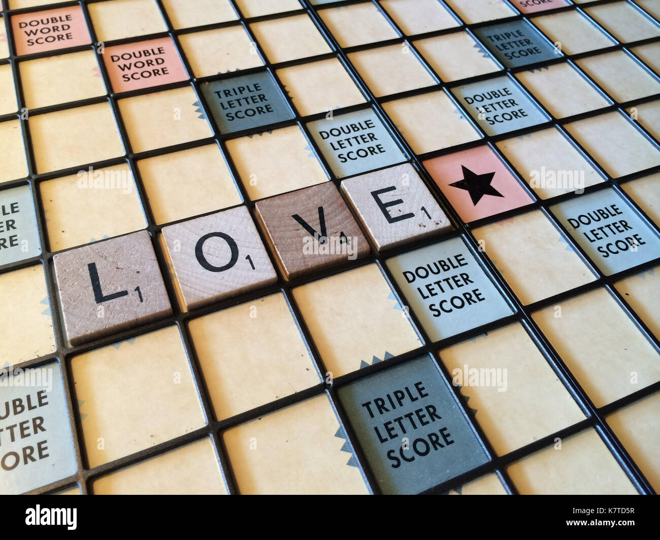 Das Wort "Liebe" auf einem Scrabble Board geschrieben Stockfoto