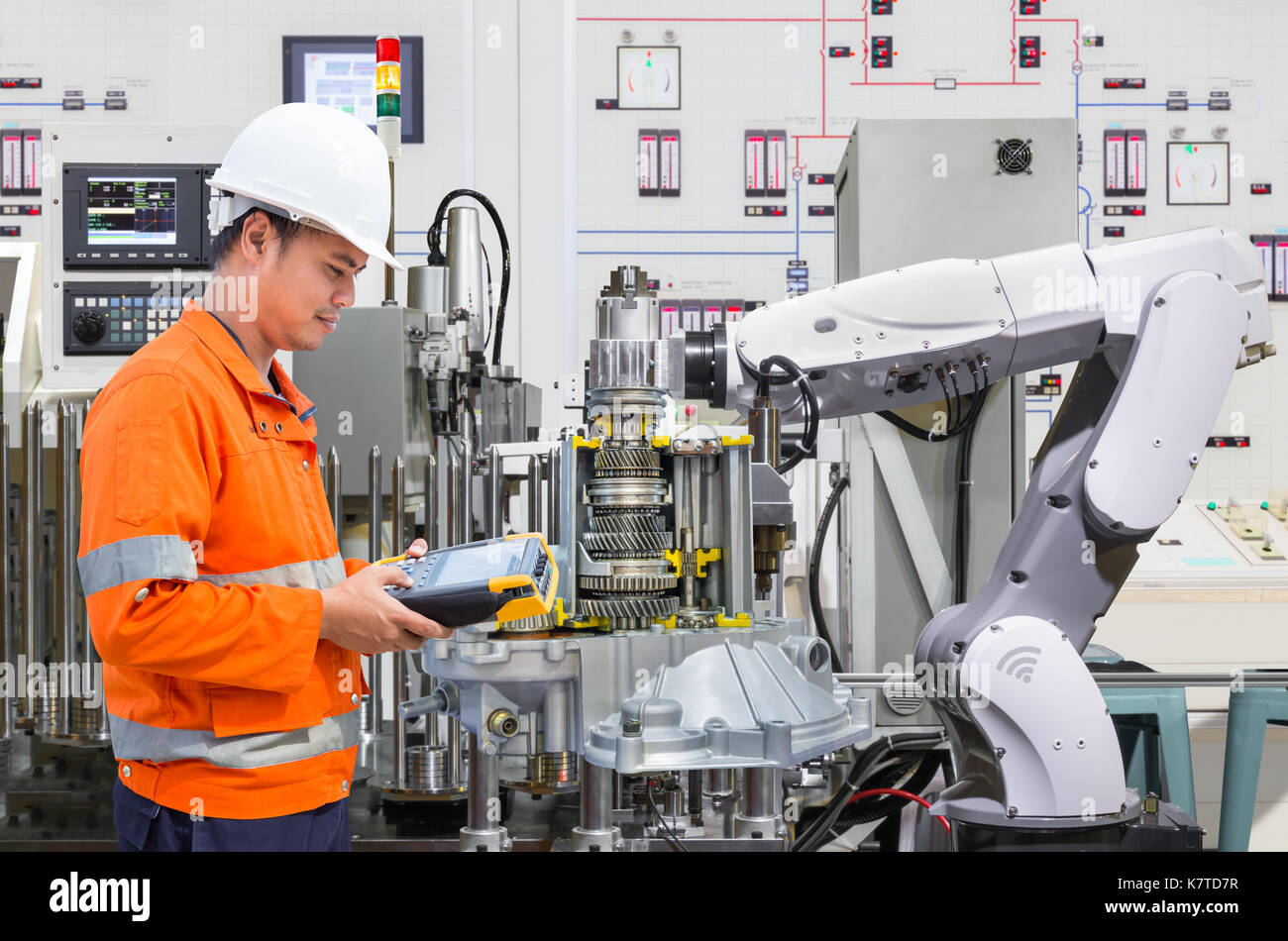 Ingenieur Programmierung automatisierte Robotik Industrie in der Automobilindustrie Stockfoto