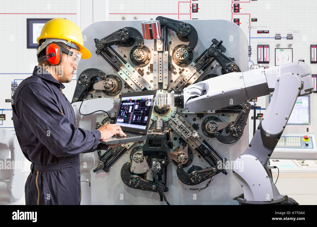 Ingenieur mit Laptops für die Wartung automatische roboterhand Machine Tool im Werk, Industrie 4.0 Konzept Stockfoto