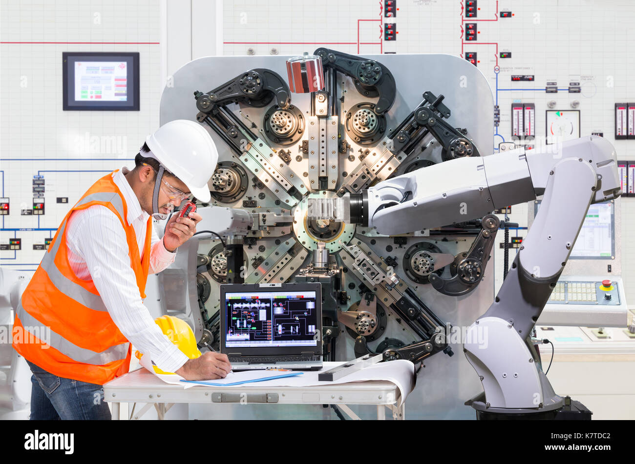 Ingenieur mit Laptops für die Wartung automatische roboterhand Machine Tool im Werk, Industrie 4.0 Konzept Stockfoto