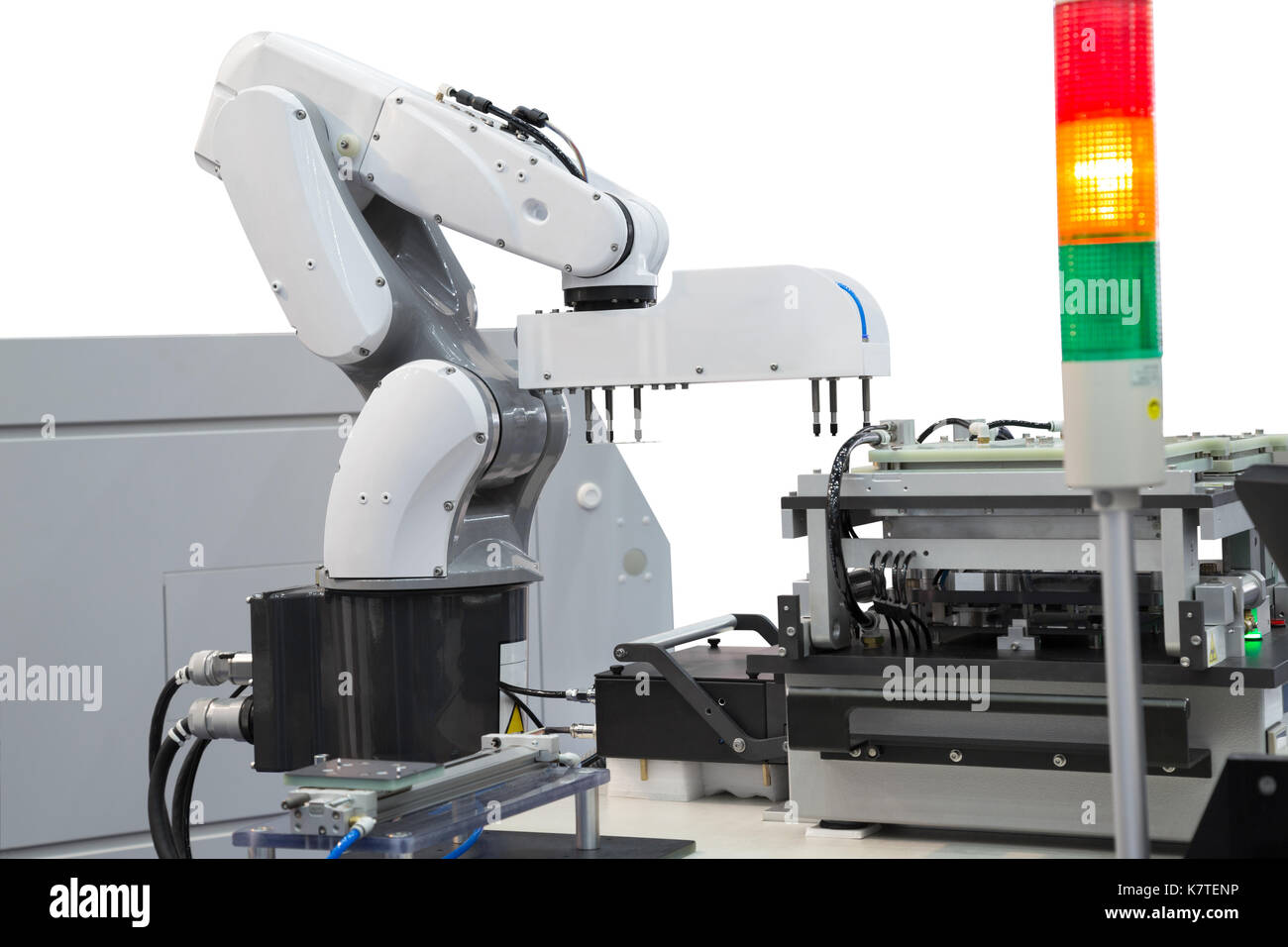 Robotic Kommissionierung von Leiterplatten in der elektronischen Industrie auf weißem Hintergrund mit Freistellungspfad isoliert Stockfoto