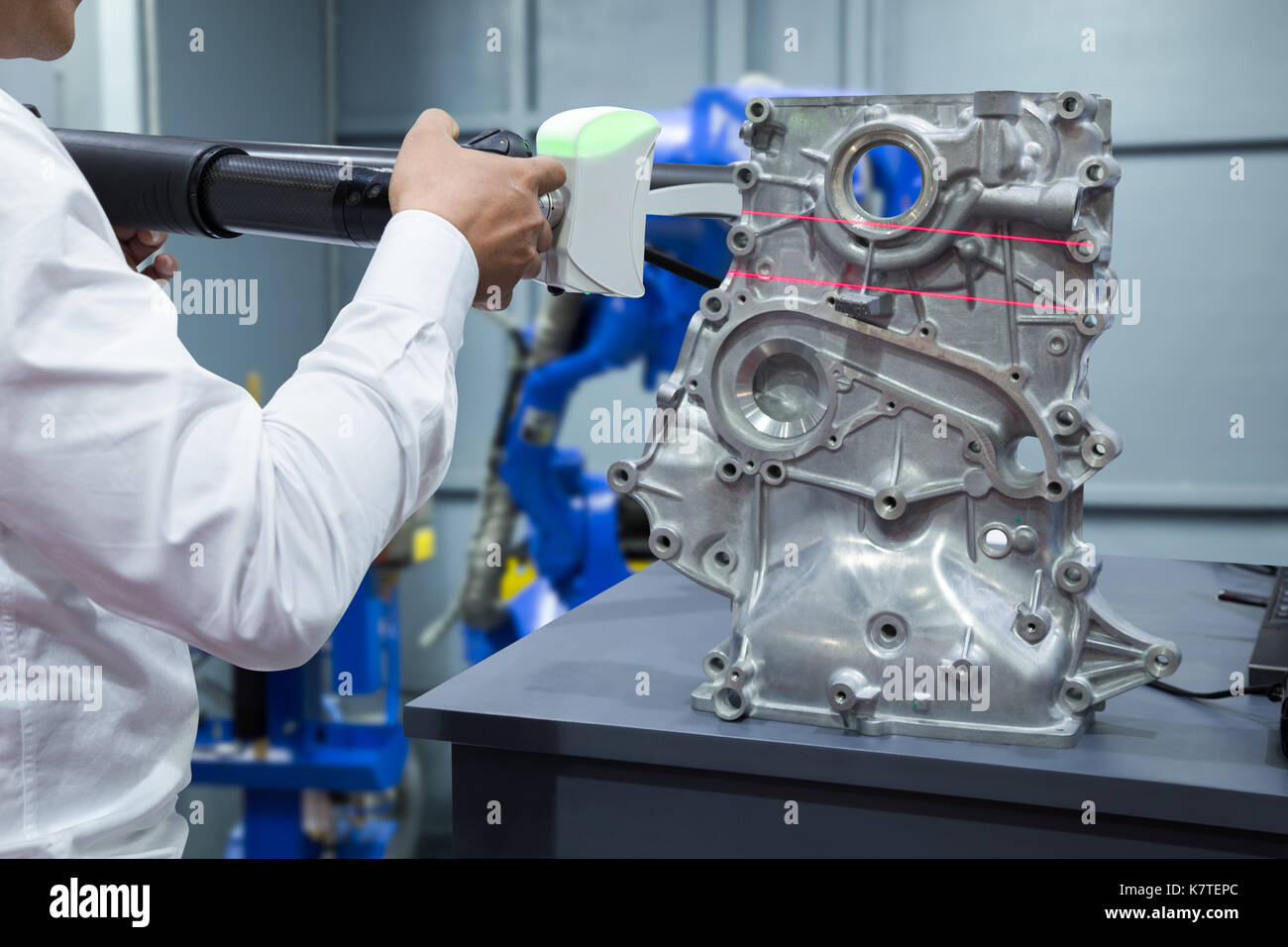 Techniker arbeiten mit 3D-portable messen Automotive an smart factory, Industrie 4.0 Konzept Scan Stockfoto