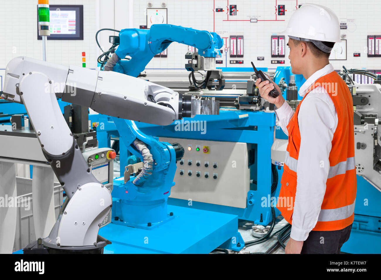 Wartungstechniker, die automatischen roboterhand Werkzeugmaschine bei der industriellen Fertigung, Industrie 4.0 Konzept Stockfoto