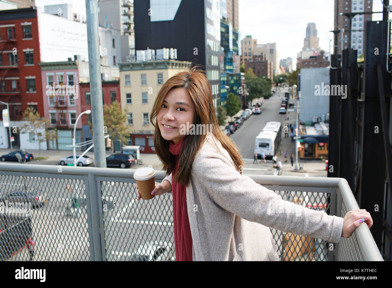 Glückliches Mädchen mit tne New Yorker Straße snapshot Stockfoto