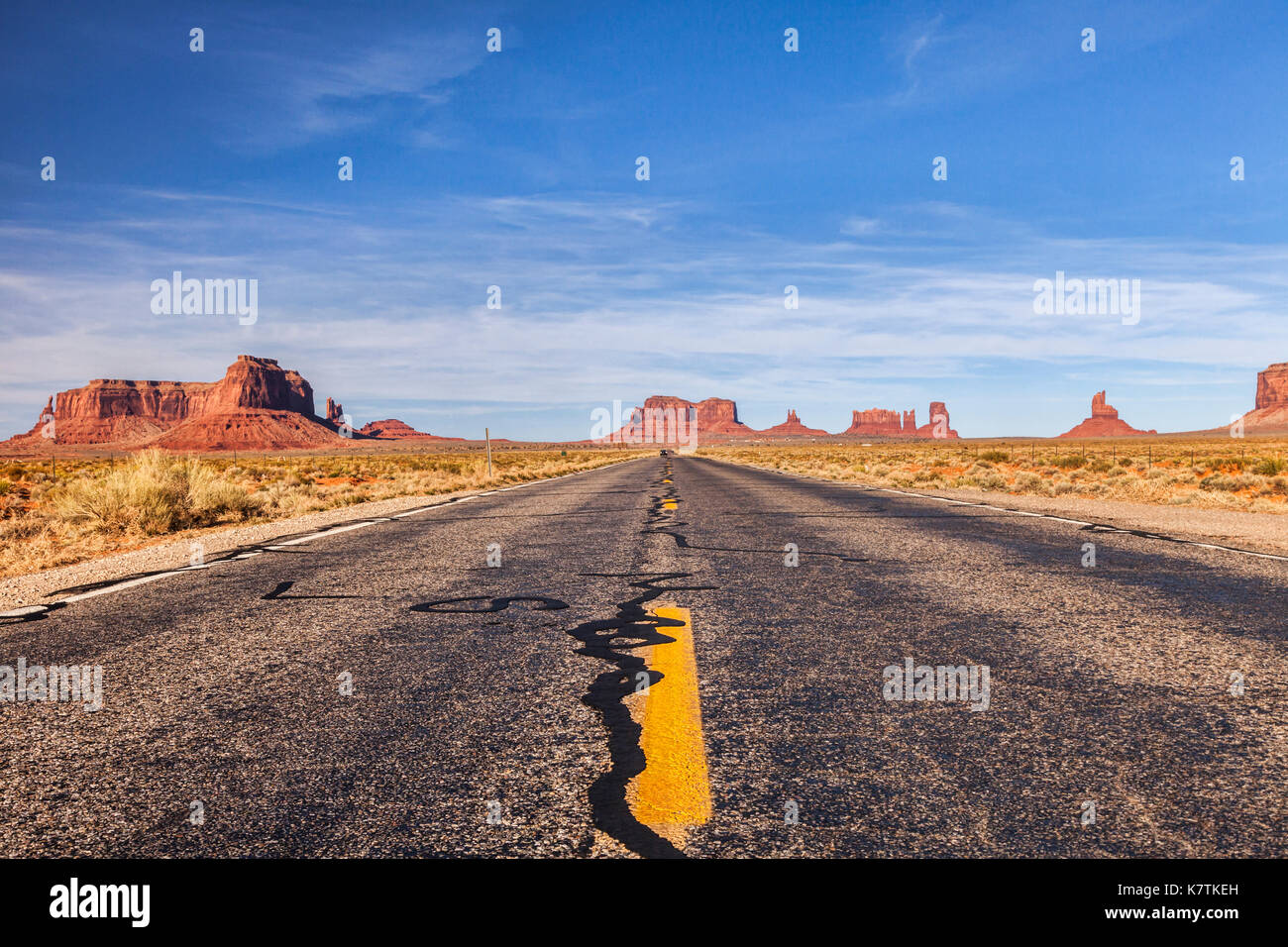 Autobahn durch das Monument Valley, Arizona. Stockfoto