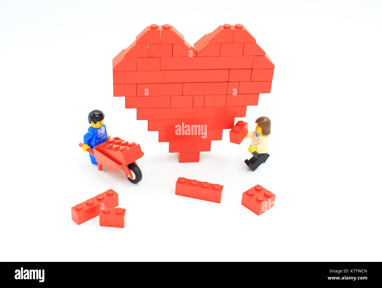 Lego herzförmige Liebe Ziegelsteinen, weiß isoliert sind. Stockfoto