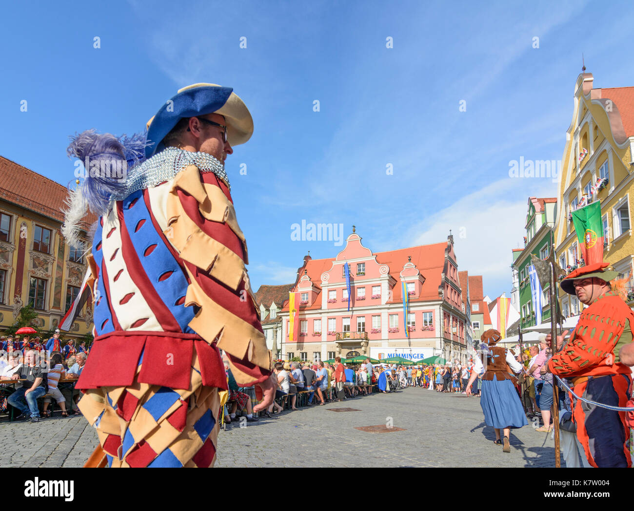 Tag Fischertag (Fischer), Parade der Stadtwache in traditionellen Kostümen vor dem Rathaus (Town Hall), Memmingen, Schwaben, Schwaben, Bayern, Bayern, Stockfoto