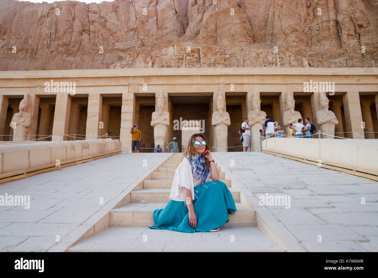 Das Mädchen in der Nähe der antiken Tempel in Luxor, Ägypten Stockfoto