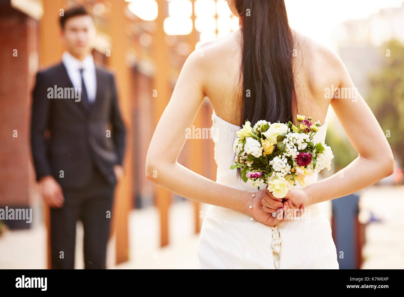 Asiatische liebenden Braut und Bräutigam am Hochzeitstag. Stockfoto