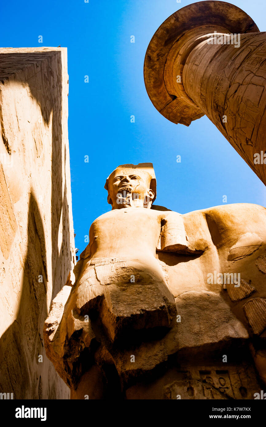 Statue im Tempel von Karnak in Luxor, Ägypten Stockfoto