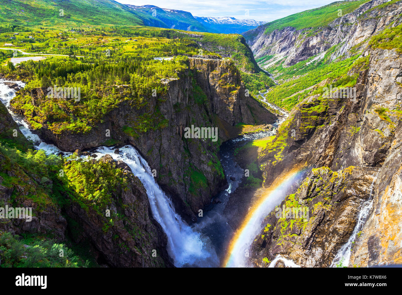 Wasserfalls Voringfossen und Panorama Blick über die Hochebene und Canyon des Mabodalen, Norwegen, Skandinavien Stockfoto