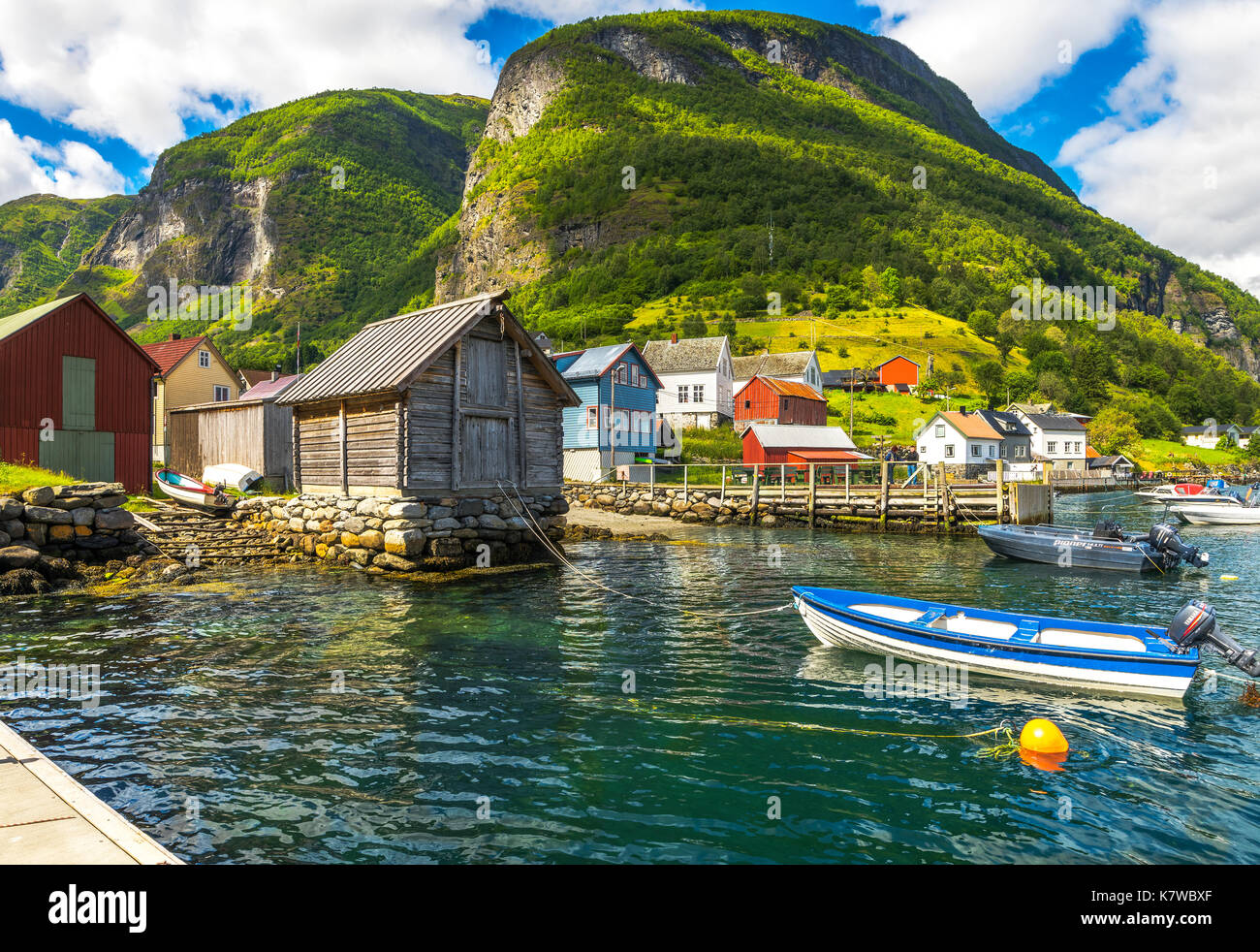 Dorf Undredal und dem Sognefjord mit alten Bootshaus, Gemeinde Aurland, Norwegen, Skandinavien Stockfoto