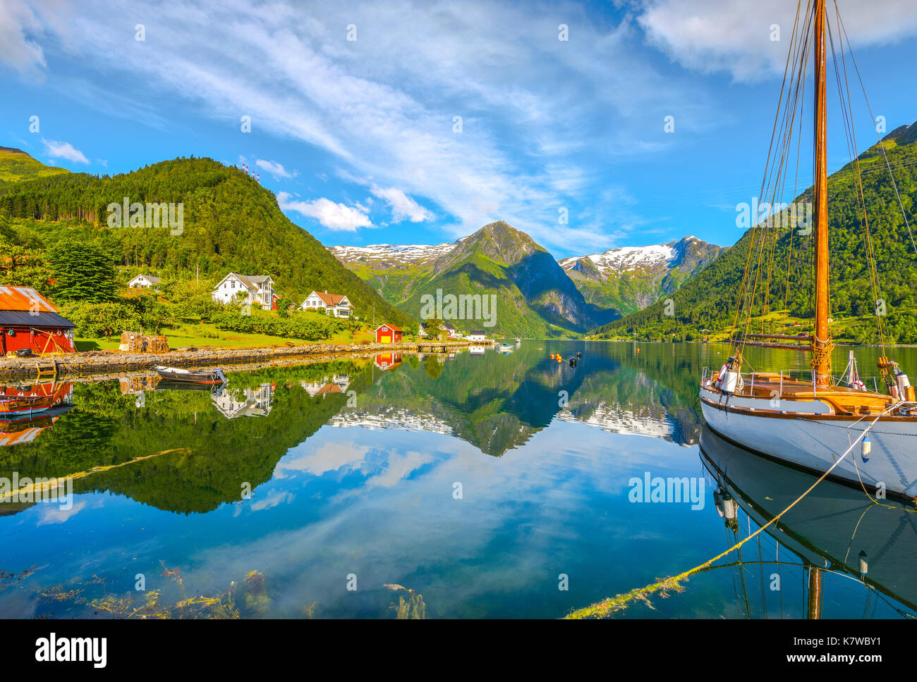 Der Sognefjord in Balestrand, Reflexion mit Bergblick und Segelboot, Norwegen, Skandinavien Stockfoto