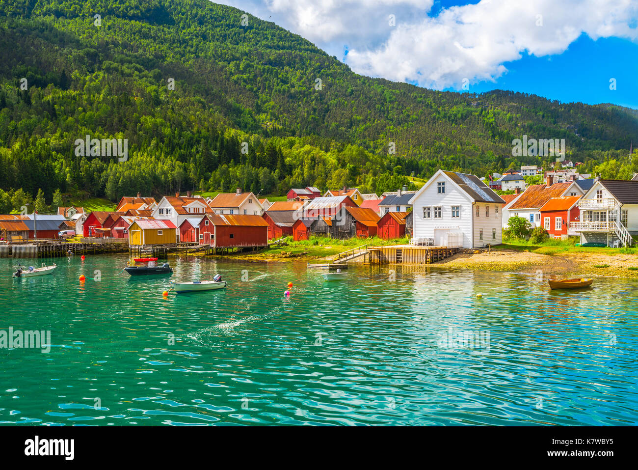 Meerblick Blick auf Dorf Solvorn und seine Holzhäuser am Lustrafjorden, Teil der Sognefjord, Norwegen, Skandinavien Stockfoto