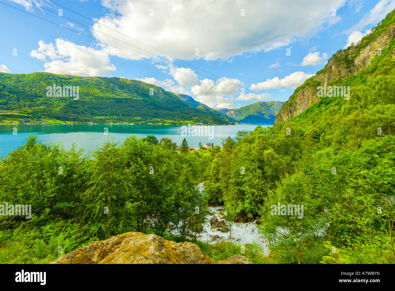 Strom des Feigumfossen an den Lustrafjorden, Norwegen, Skandinavien Stockfoto